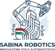 Un braccio robotico opera su un edificio stilizzato con linee circuitali, che rappresenta le “soluzioni robotiche per l’edilizia” di Sabina Robotics. In basso è riportata la scritta “SABINA ROBOTICS”, seguita da “INNOVAZIONE EDILE AUTOMATIZZATA”. Robotica per l'edilizia Un nastro con i colori della bandiera italiana si incurva verso l’alto.