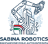 Un braccio robotico opera su un edificio stilizzato con linee circuitali, che rappresenta le “soluzioni robotiche per l’edilizia” di Sabina Robotics. In basso è riportata la scritta “SABINA ROBOTICS”, seguita da “INNOVAZIONE EDILE AUTOMATIZZATA”. Robotica per l'edilizia Un nastro con i colori della bandiera italiana si incurva verso l’alto.